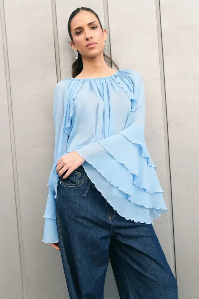 Blouse fluide bleu ciel à manches volantées et col froncé pour un look élégant