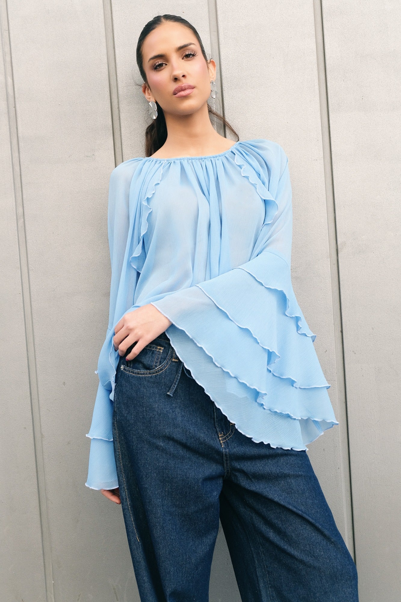 Blouse fluide bleu ciel pour femme chic avec manches longues à volants