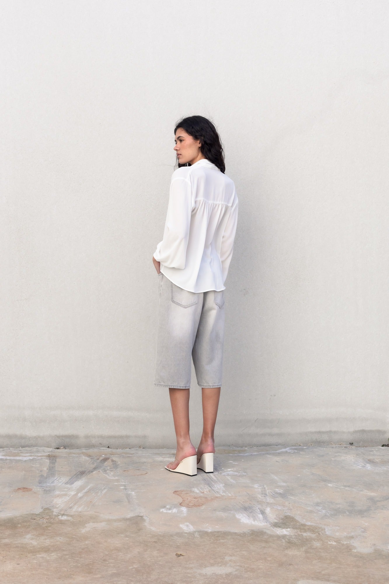 Blusa elegante y fluida: look minimalista y moderno.