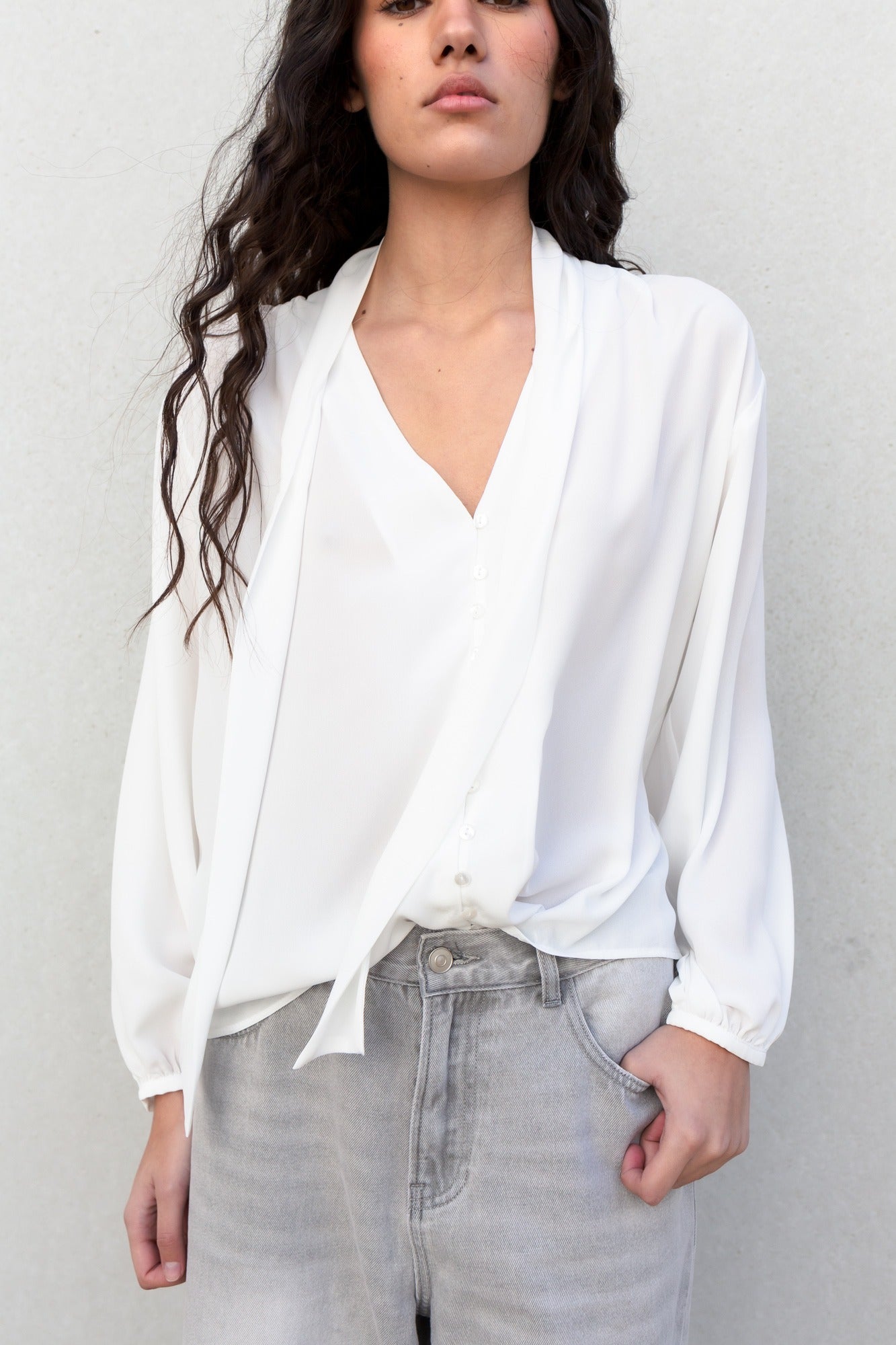 Blusa elegante y fluida: look minimalista y moderno.