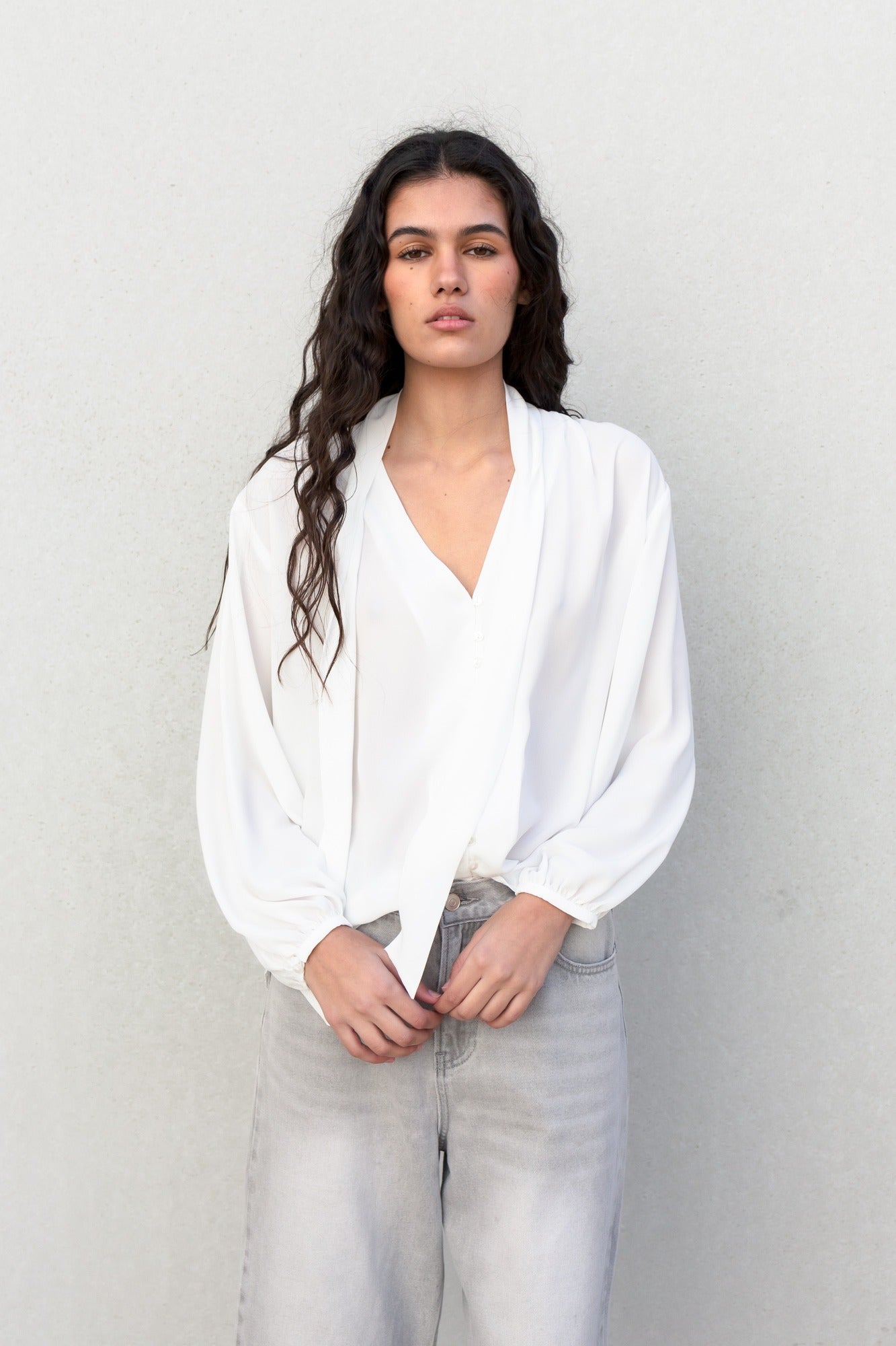 Blusa elegante y fluida: look minimalista y moderno.