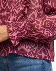 Zoom poignets smockés blouse bordeaux