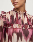 Dos blouse ikat volants poignets