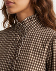 Détail col volanté blouse vichy
