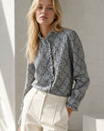 Blouse vichy plumetis à col montant volanté