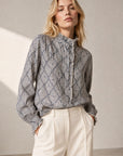 Blouse vichy plumetis à col montant volanté