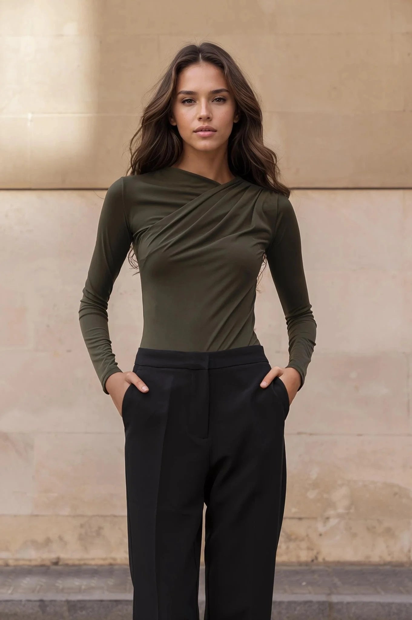Vêtement body drapé vert asymétrique avec haut olive à manches longues et pantalon noir