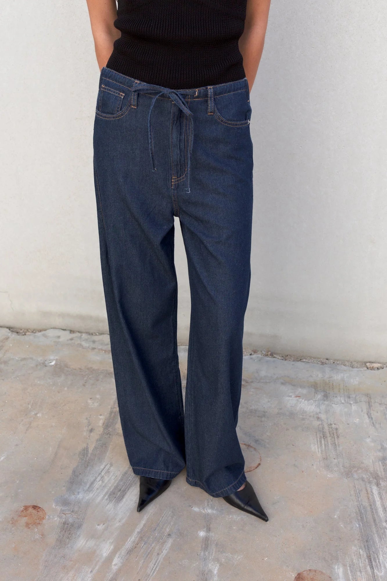 Pantalon fluide effet denim avec taille à cordon et coupe large, style Camisole noire