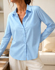 détail boutonnière chemise bleu ciel