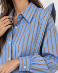 Poignets boutonnés de la chemise rayée