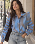 Chemise oversize rayée bleue portée