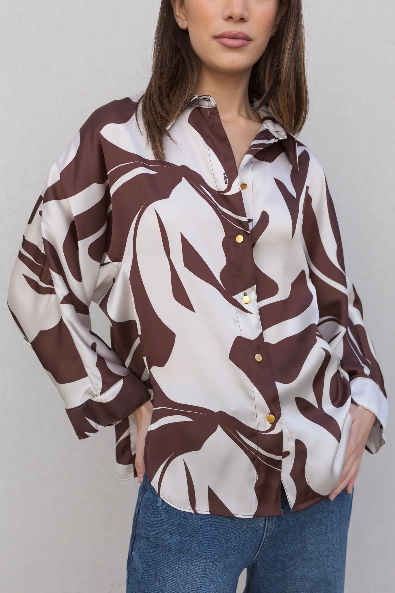 Chemise en satin imprimée à motif abstrait pour femmes avec manches longues
