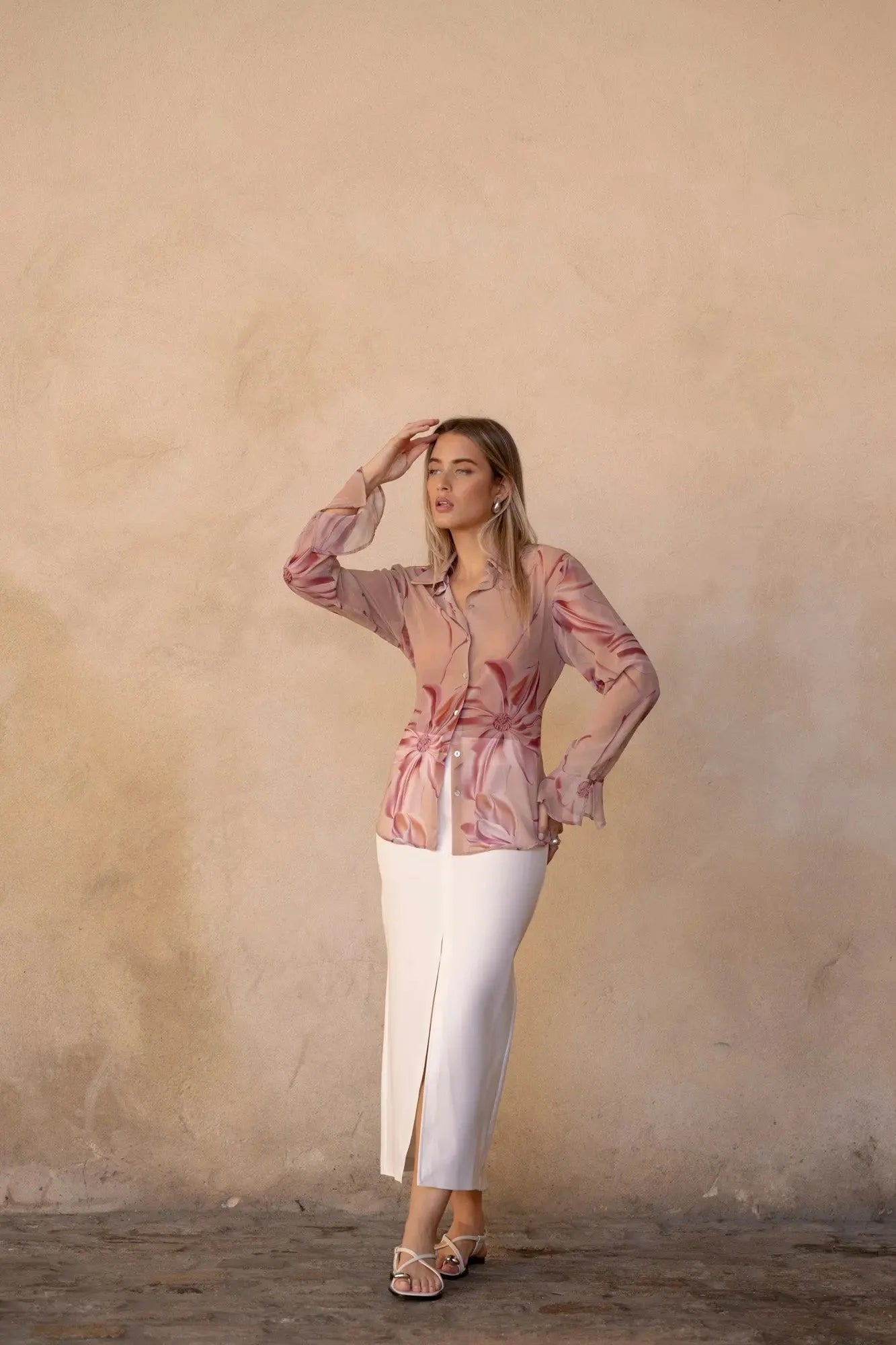 Chemise imprimée semi-transparente rose blush avec motifs imprimés et jupe midi blanche
