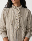 chemise beige patte volantée détail