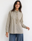 chemise beige col volanté