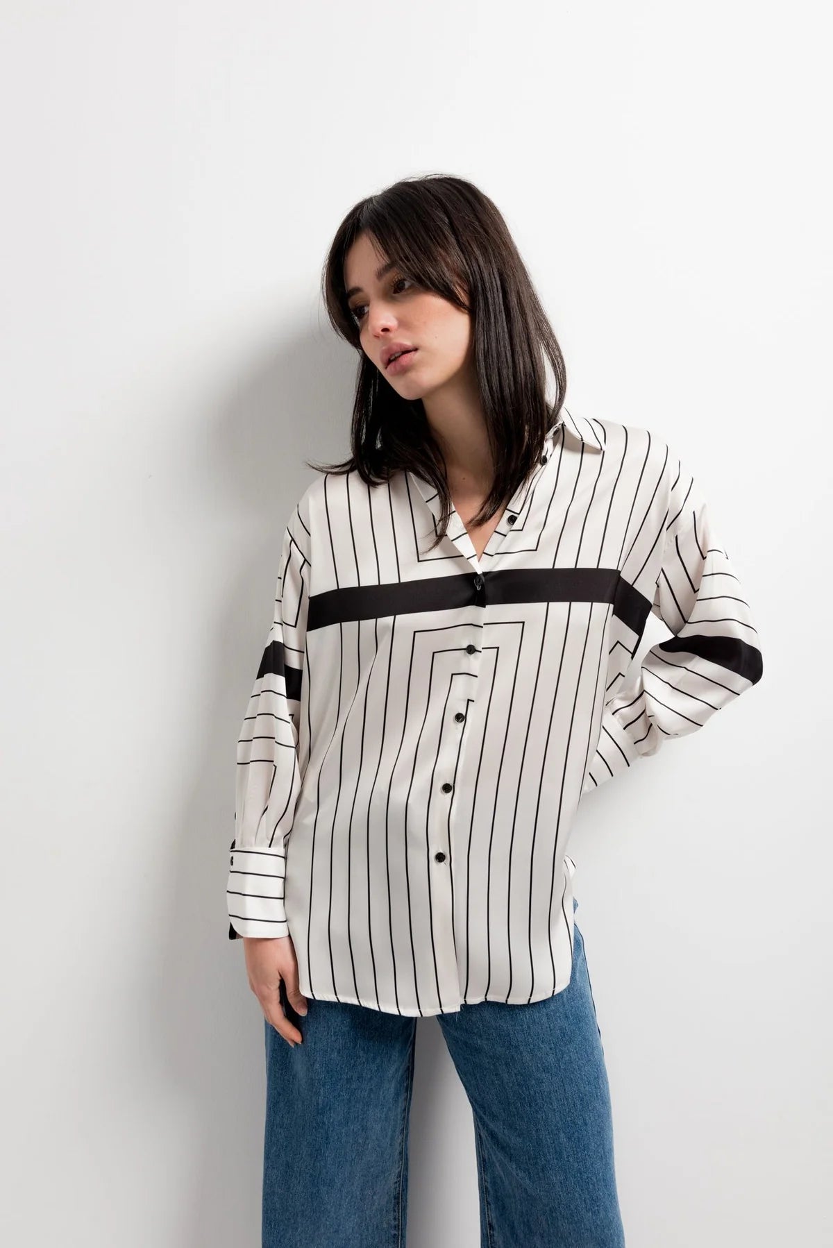Chemise imprimée à rayures noires et blanches – coupe oversize chic Sapiato
