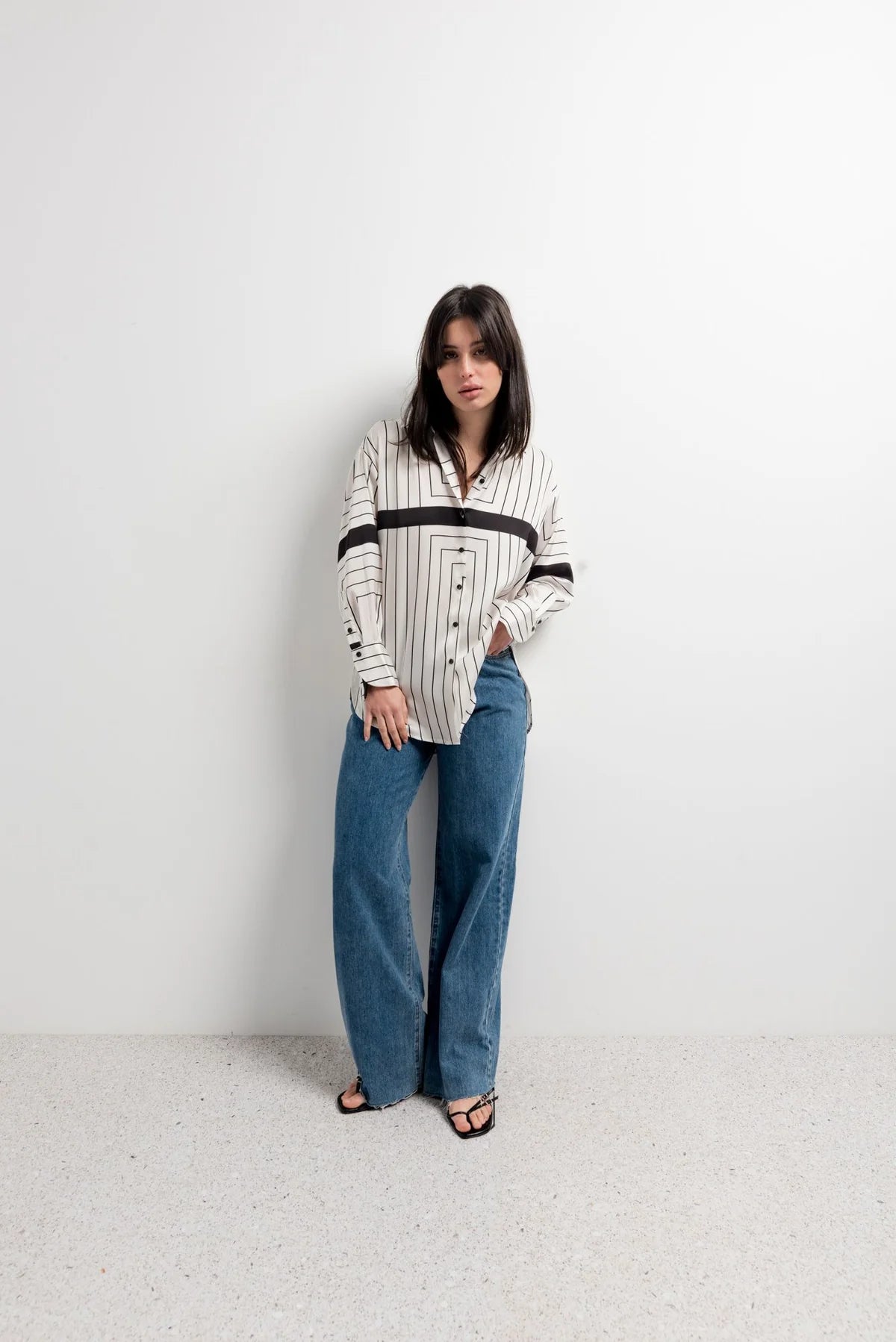 Chemise imprimée à rayures noires et blanches – coupe oversize chic Sapiato