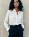 Camisa blanca de mujer con bolsillos: elegancia práctica para cualquier ocasión.