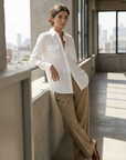 Camisa blanca de mujer con bolsillos: elegancia práctica para cualquier ocasión.