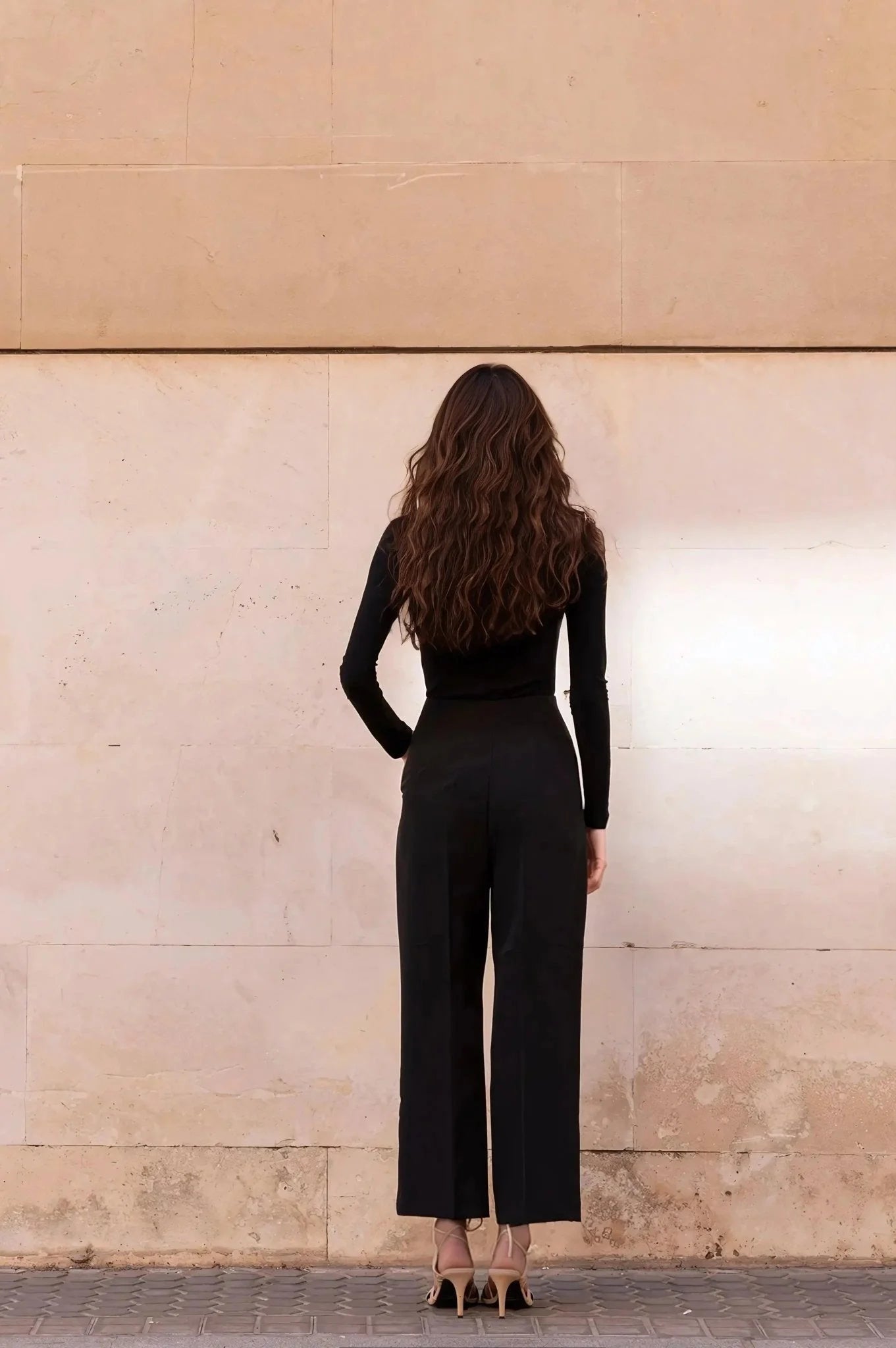 Femme portant un pantalon pinces noir à confort exceptionnel et top à manches longues