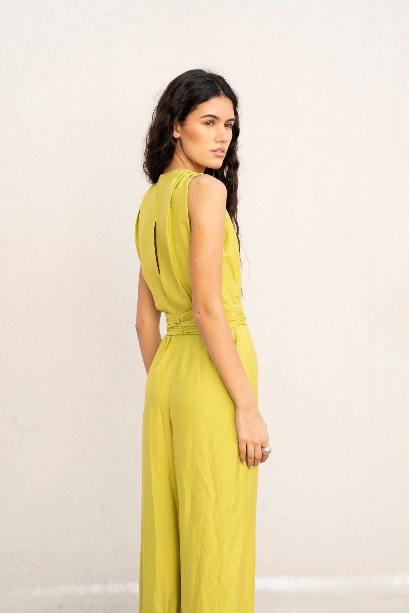 Image d’une femme en combinaison fluide femme vert citron avec ceinture tie-waist