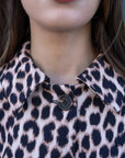 Gros plan sur le col de la veste blazer leopard femme, mettant en valeur le motif animal élégant.