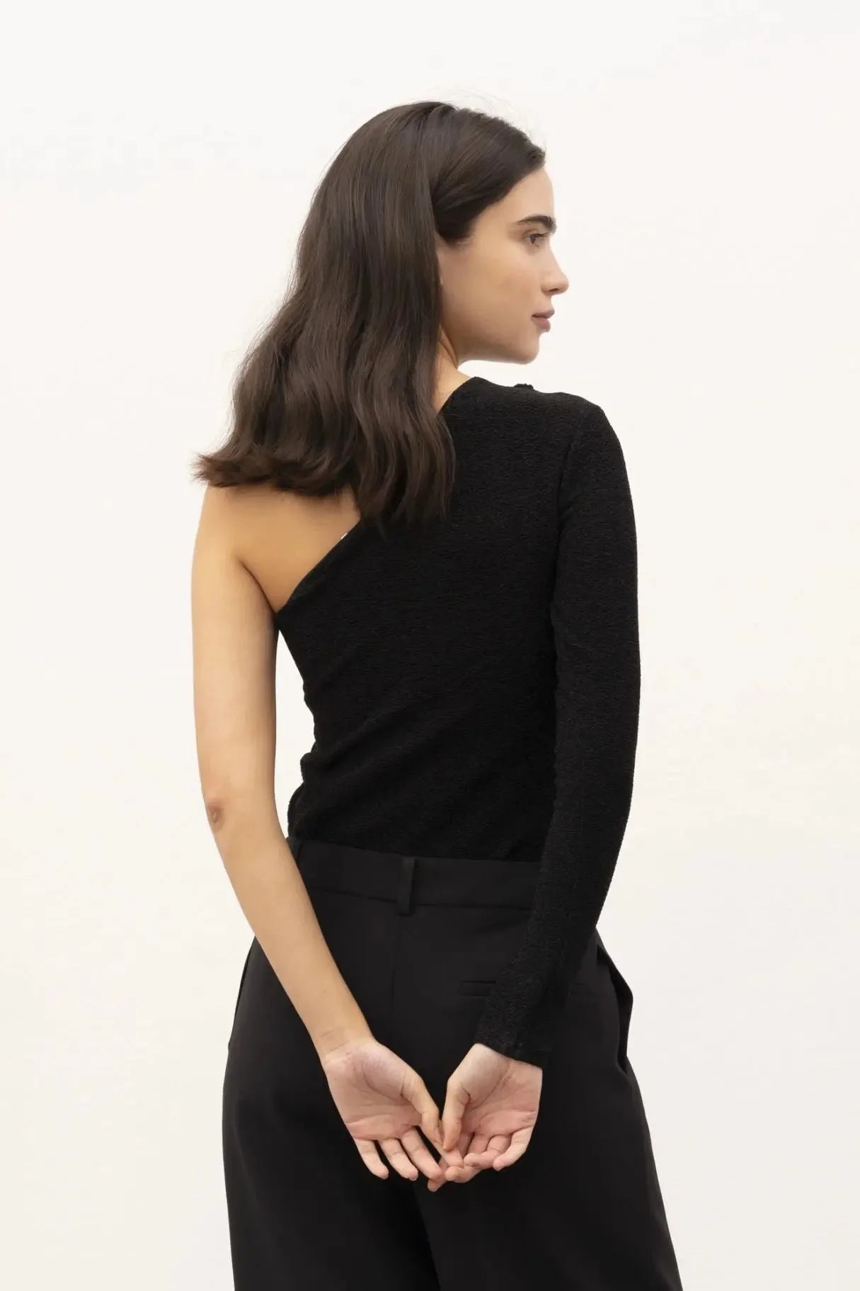 Top noir à une épaule avec design asymétrique et confort optimal pour femme