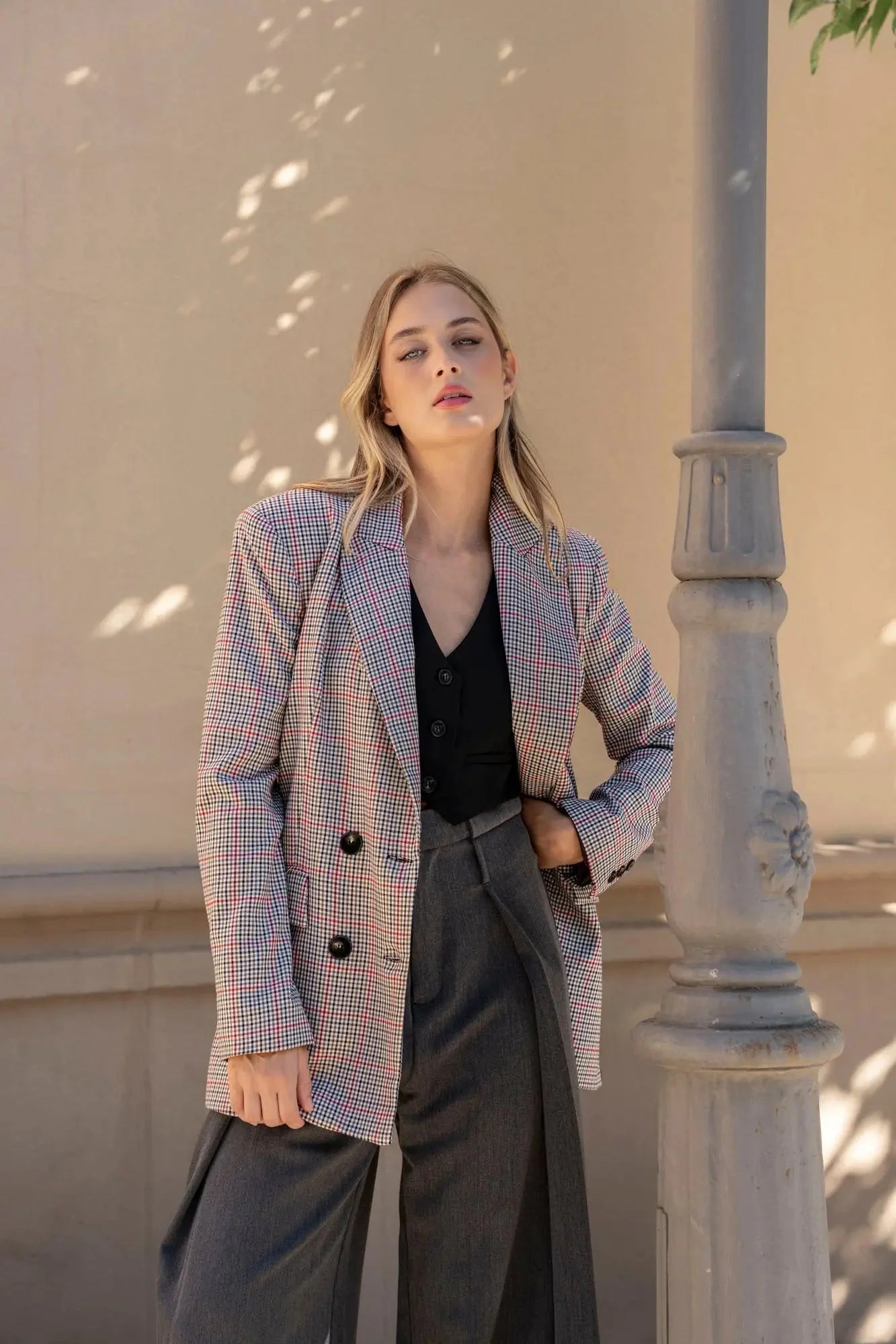 Modèle en action avec le blazer femme double boutonnage à carreaux de Sapiato, arborant une ambiance chic et moderne.