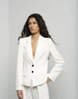 Blazer blanc ajusté pour femmes avec boutons noirs, assorti au pantalon plissé blanc