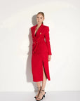 Vue sur le blazer chic femme texturé rouge, avec une silhouette ajustée et un look sophistiqué.