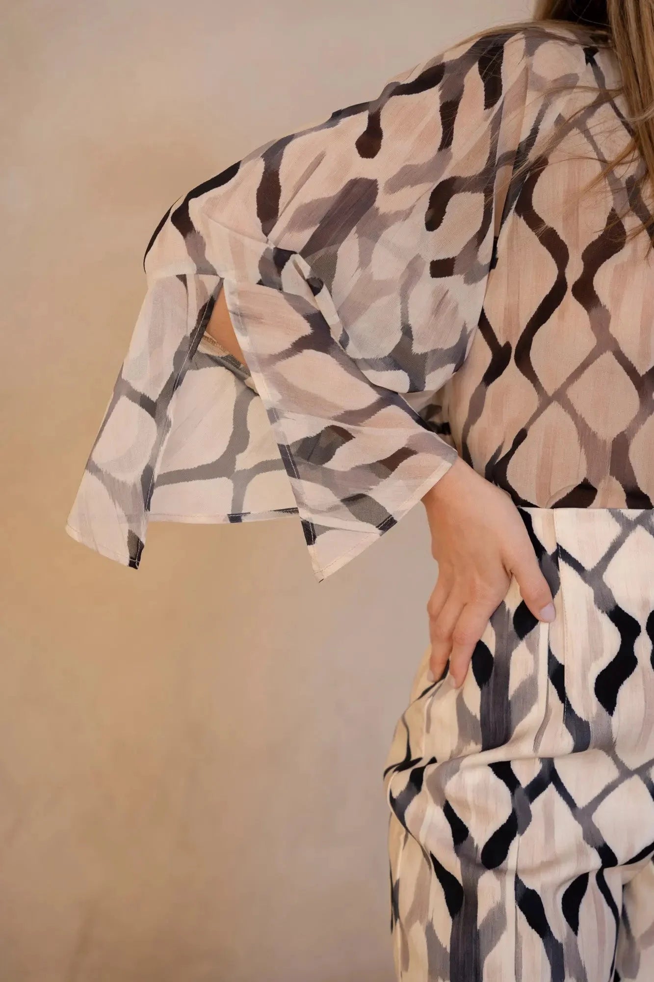Pantalon imprimée culotte avec blouse transparente à motifs et manches à cloche