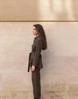 Ensemble coordonné chemise et pantalon kaki femme, profil montrant la silhouette flatteuse et moderne.