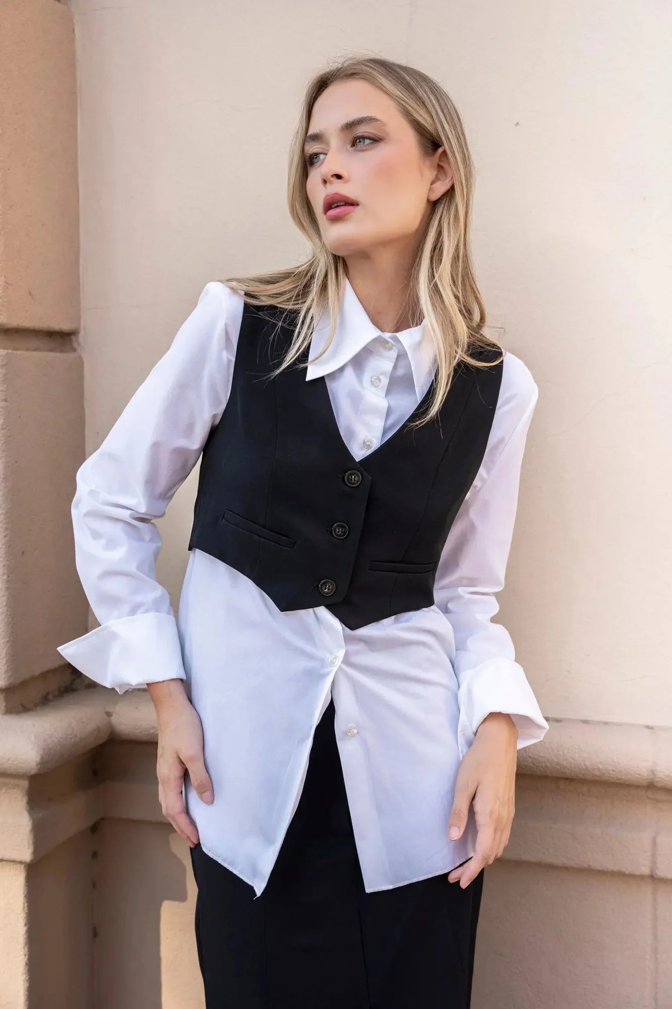 Gilet court femme tendance avec chemise blanche pour une touche tendance moderne