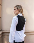 Vue arrière d'un modèle portant un gilet costume femme court sur une chemise, capturant l'élégance intemporelle.
