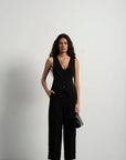 Modèle posant avec assurance dans un ensemble gilet noir et pantalon à revers femme, mettant en valeur l'élégance et le confort.