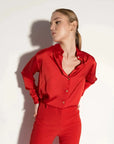 Pantalon Satin Rouge à Ourlets Fendus – Confort Élégant avec Poches et Taille Élastique, gros plan sur un mannequin montrant la blouse assortie, mettant en avant le pantalon féminin polyvalent.