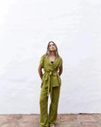 Modèle portant un pantalon fluide vert olive femme avec taille élastiquée haute, une touche de confort et style été.