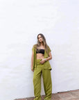 Modèle debout en pantalon fluide vert olive femme avec un haut assorti, alliant confort et style pour l'été.