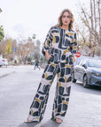 Modèle portant un ensemble pantalon large à motif imprimé, mettant en valeur un look moderne et sophistiqué, idéal pour le printemps. Pantalon large femme tendance.