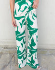 Zoom sur le pantalon palazzo imprimé floral vert et blanc, parfait pour les femmes qui recherchent confort et style dans le pantalon palazzo femme.