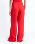Détail de l'arrière d'un pantalon palazzo rouge femme, montrant la fluidité du tissu et la réalisation soignée.