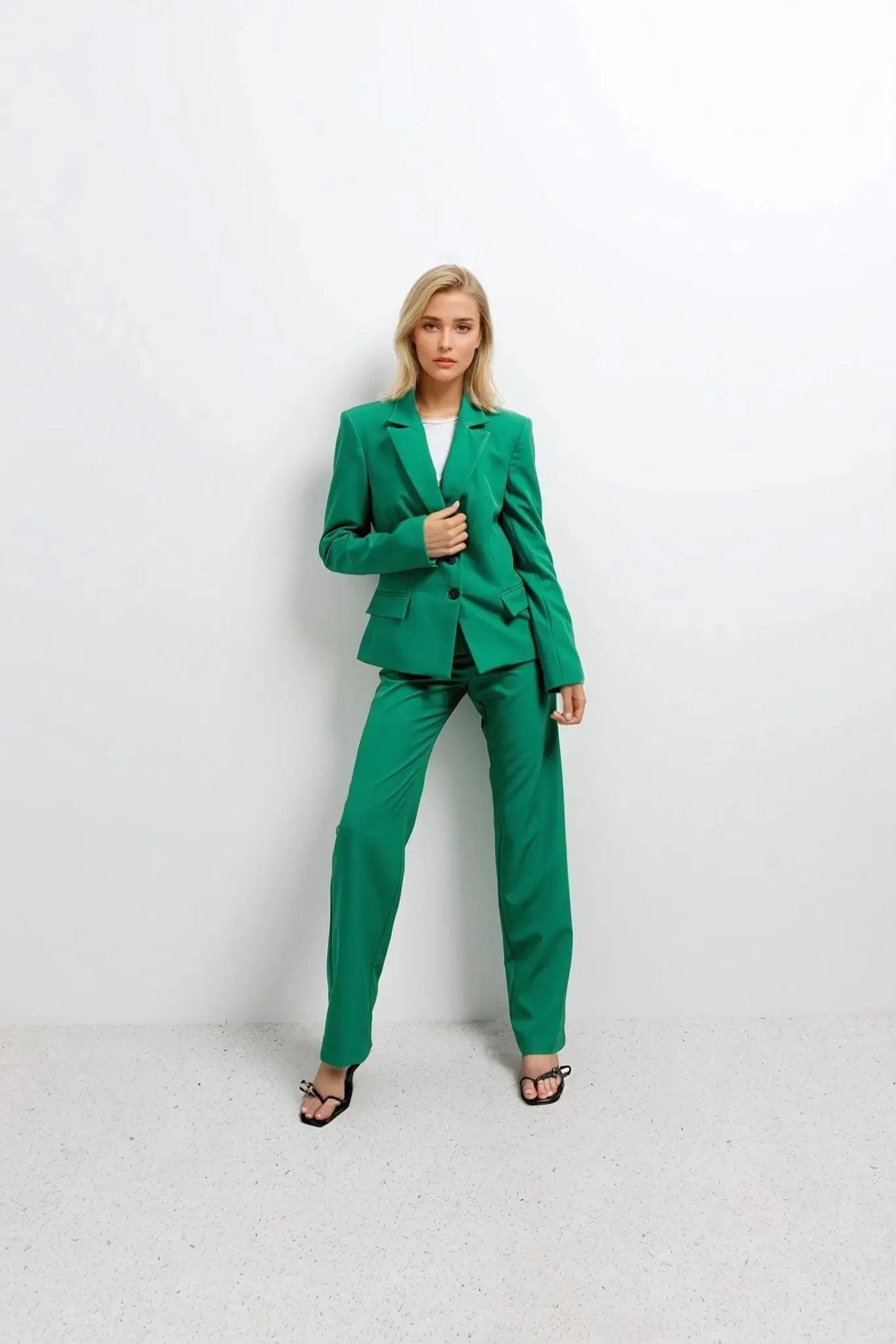 Vêtements femme ensemble tailleur pantalon vert avec blazer croisé et pantalon large