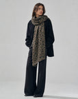 Écharpe oversize kaki et noir portée drapée