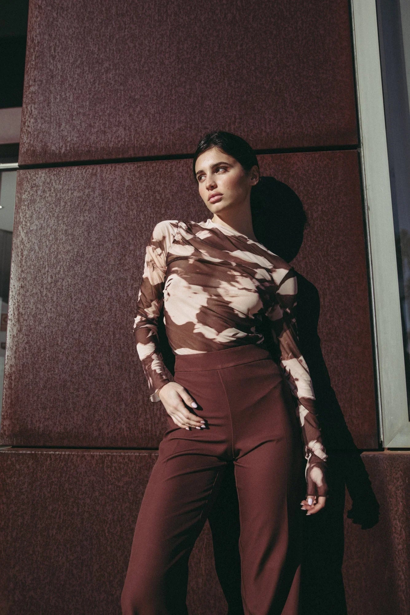 Femme portant un T-shirt en tulle imprimée avec haut à motif marron et beige