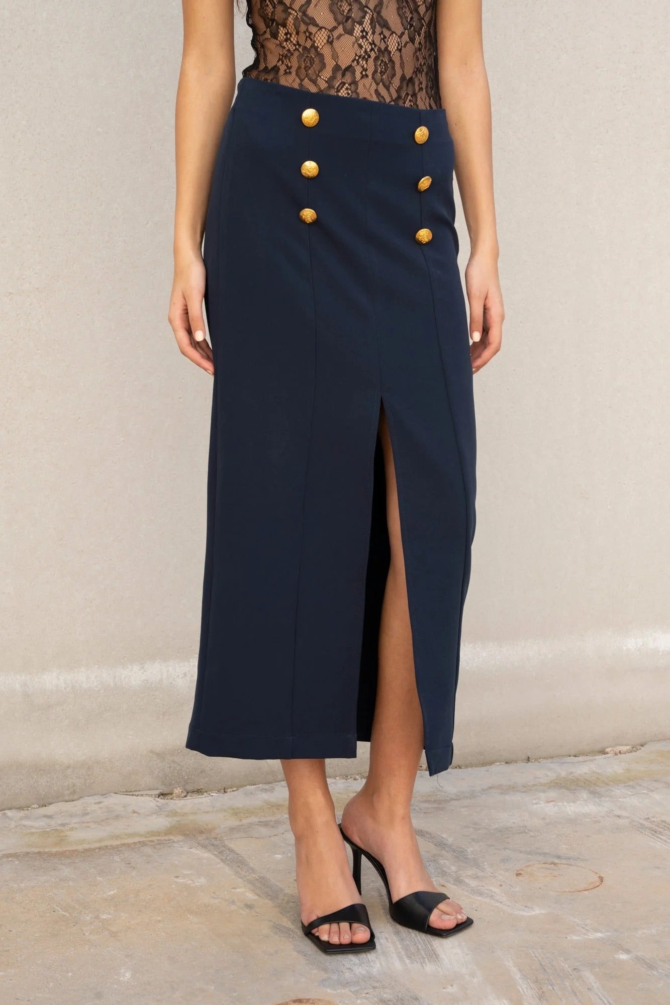 Jupe femme marine à boutons dorés, midi avec fente et style élégant femme à boutons