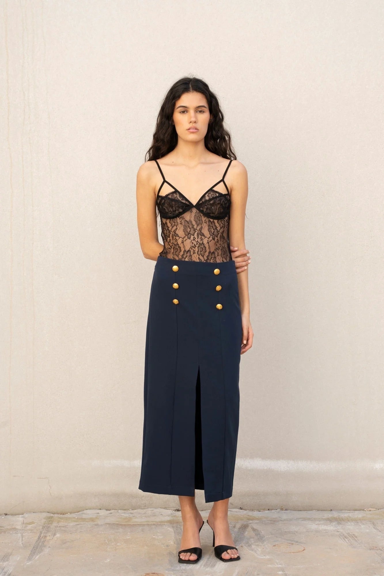 Jupe femme marine à boutons dorés, haute taille, avec fente avant, assortie au blazer femme marine