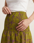 Gros plan taille smockée vert olive