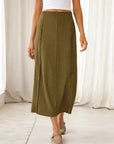 Jupe midi olive en mouvement