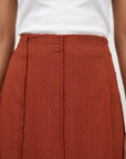 Texture jacquard à mini motifs terracotta gros plan