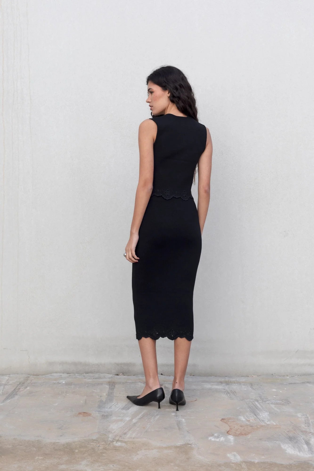 Jupe midi noire brodée sans manches avec ourlet scallop, élégante jupe midi noire